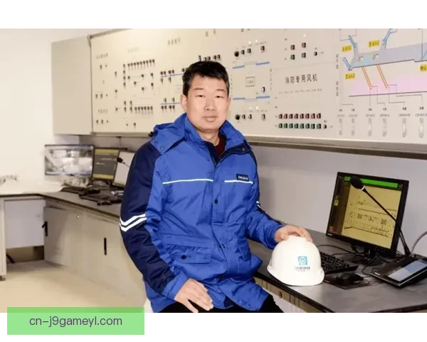 媒体楷模名人赛场仍看手机引热议 媒体楷模名人赛场仍看手机引热议